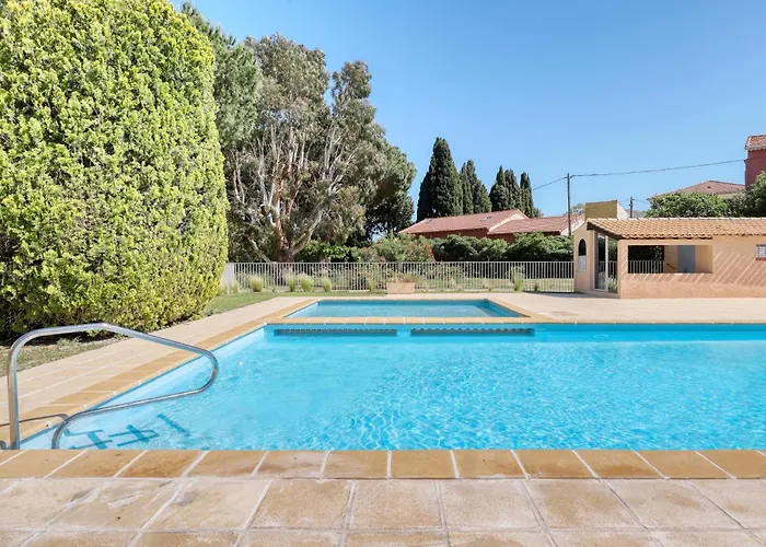 Magnificent Newly Renovated Close To & Swimming Pool Lejlighed