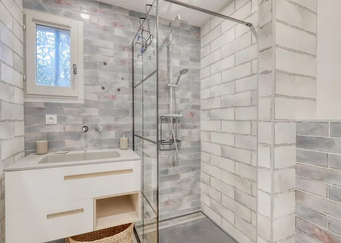 Magnificent Newly Renovated Close To & Swimming Pool