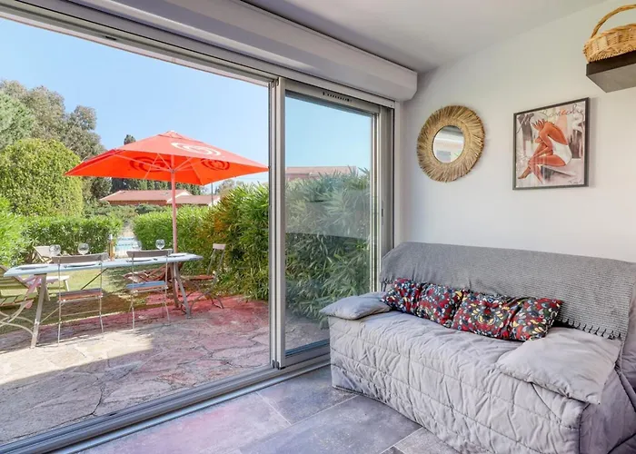 Magnificent Newly Renovated Close To & Swimming Pool Lejlighed