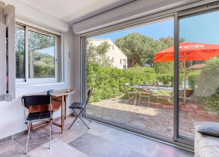 Magnificent Newly Renovated Close To & Swimming Pool Lejlighed *