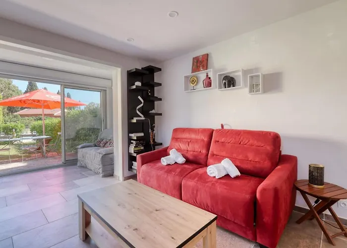 Magnificent Newly Renovated Close To & Swimming Pool Διαμέρισμα Le Lavandou