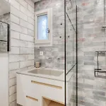 Magnificent Newly Renovated Close To & Swimming Pool Apartment *