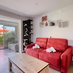 Magnificent Newly Renovated Close To & Swimming Pool *
