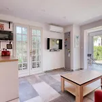 Magnificent Newly Renovated Close To & Swimming Pool Apartment *