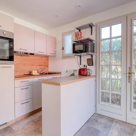 Magnificent Newly Renovated Close To & Swimming Pool