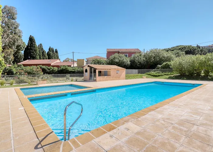 Magnificent Newly Renovated Close To & Swimming Pool *